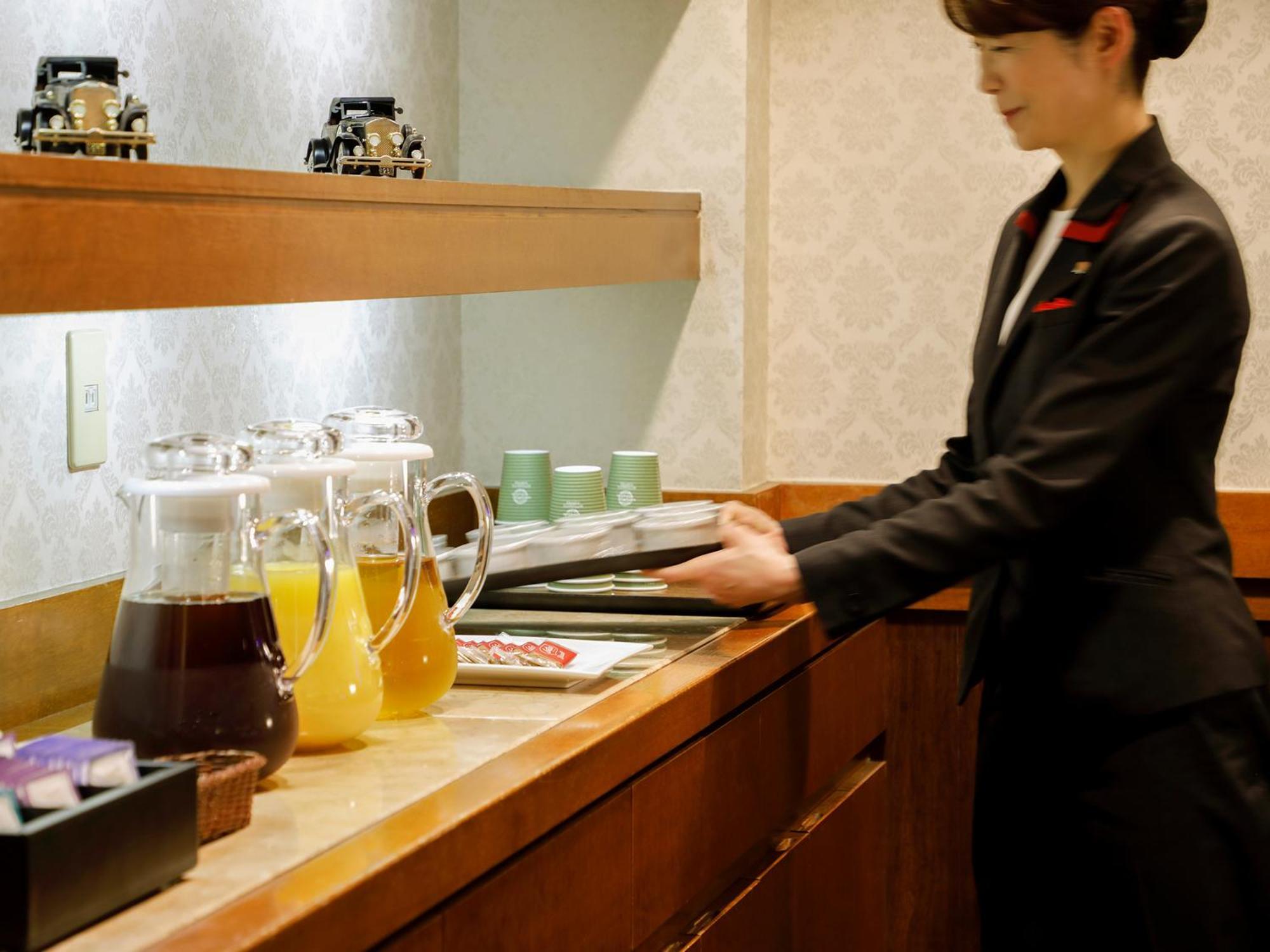 普乐美雅饭店- Tsubaki-札幌酒店 外观 照片 A flight attendant working on board a plane